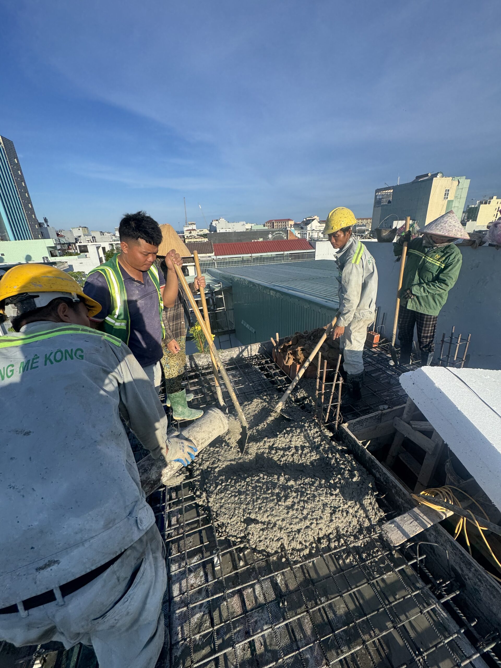 Chọn sai nhà thầu không chỉ ảnh hưởng chất lượng công trình — mà còn kéo theo chậm tiến độ, phát sinh chi phí và áp lực suốt quá trình xây nhà