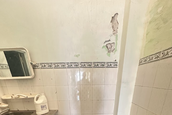 Hiện trạng nhà bị thấm và bong tróc lớp sơn tường