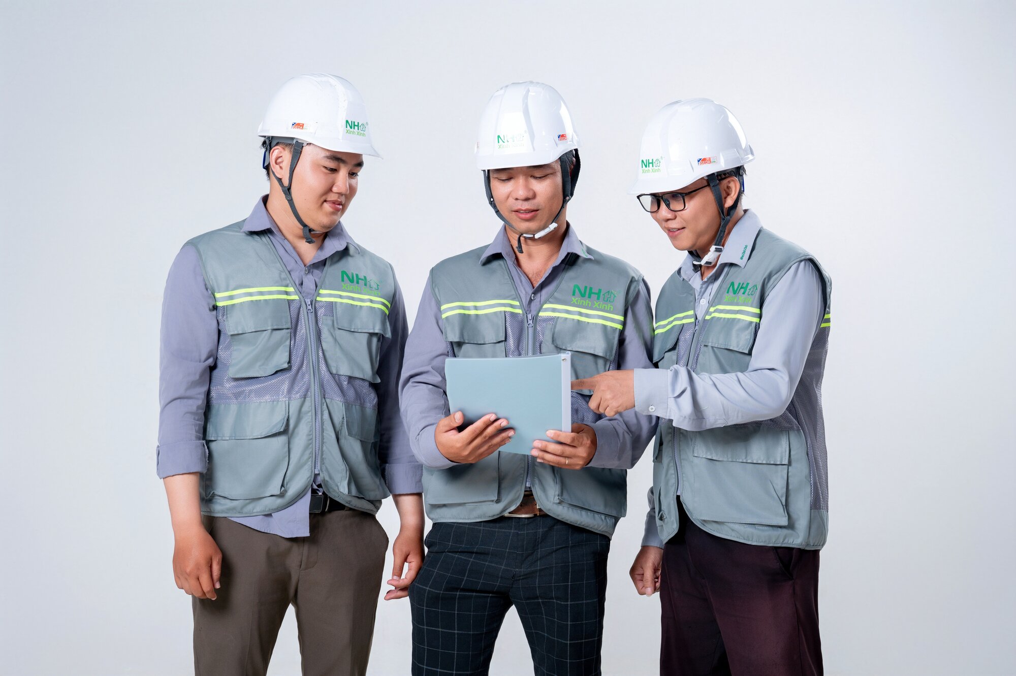 Đội ngũ kỹ sư Nhà Xinh Xinh kiểm tra hồ sơ kỹ thuật
