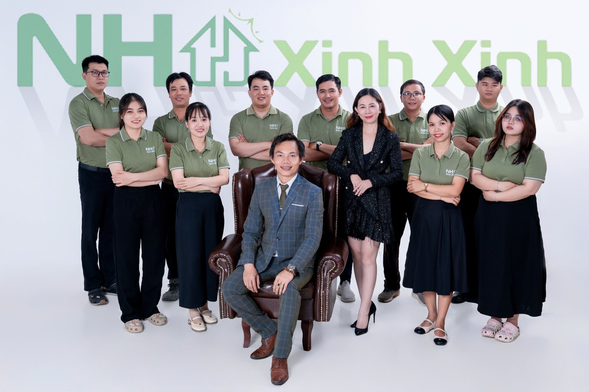 CEO Nguyễn Văn Hiếu cùng đội ngũ kiến trúc sư và kỹ sư Nhà Xinh Xinh