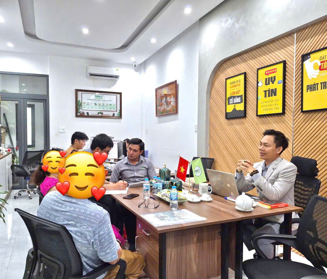 Kiến trúc sư Nhà Xinh Xinh tư vấn khách hàng tại văn phòng mới