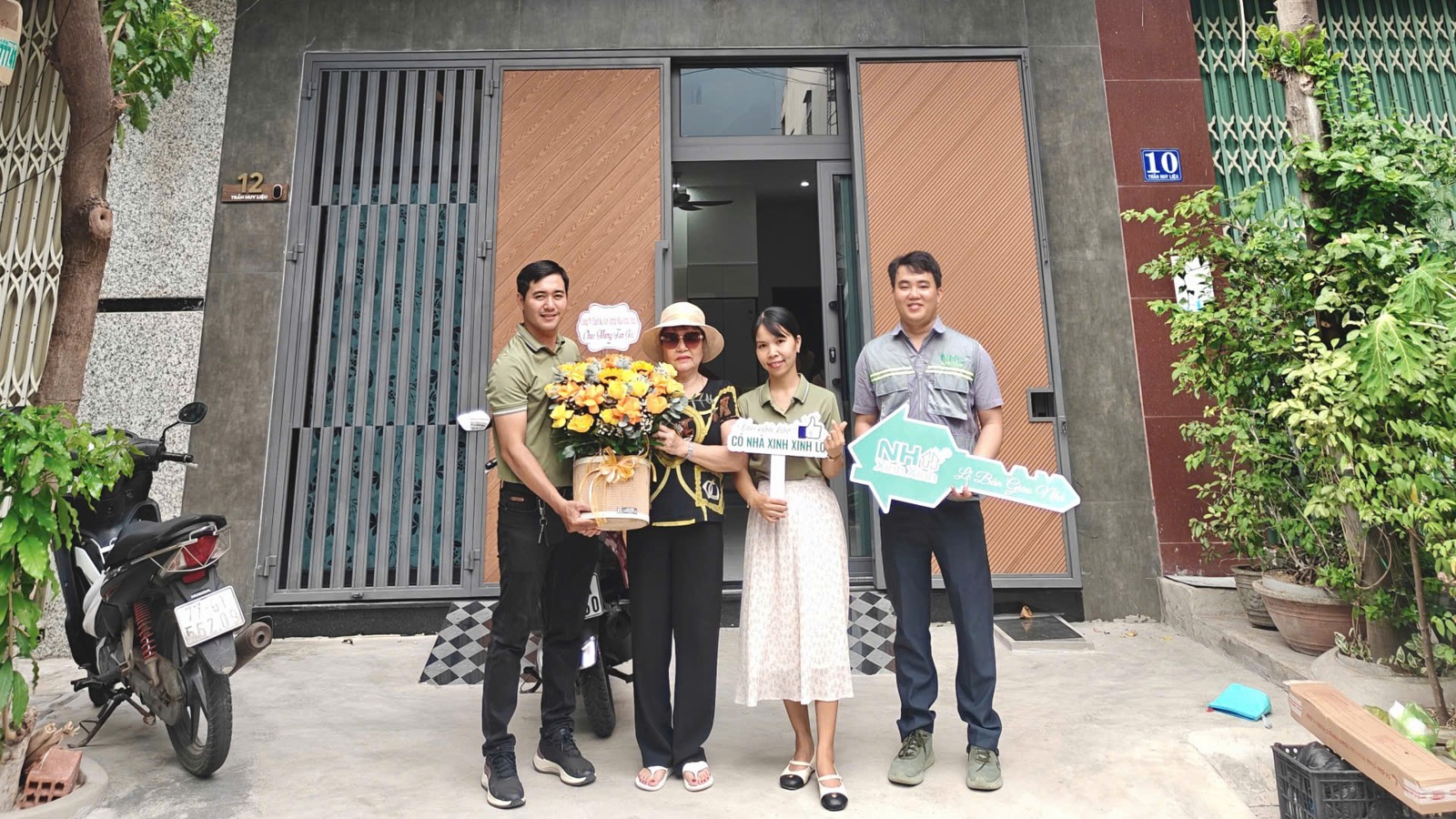 Bàn giao công trình cải tạo 12 Trần Huy Liệu, Quy Nhơn: khách hàng và đội ngũ Nhà Xinh Xinh trước ngôi nhà hoàn thiện