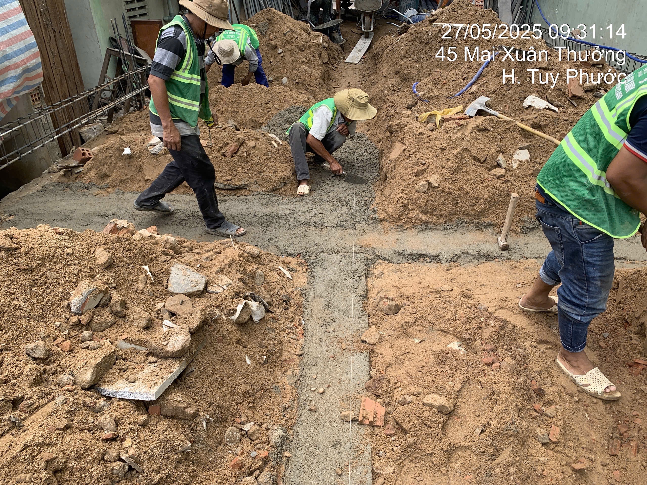 Đội thợ Nhà Xinh Xinh thi công móng công trình anh Khuê tại Diêu Trì