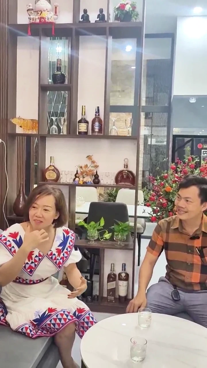 Chị Nhung chia sẻ tại công trình cải tạo 109 Hoàng Quốc Việt
