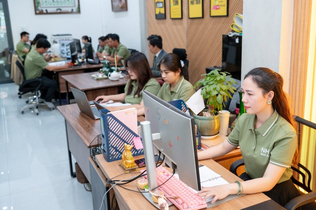 Nhân sự Nhà Xinh Xinh làm việc tại văn phòng