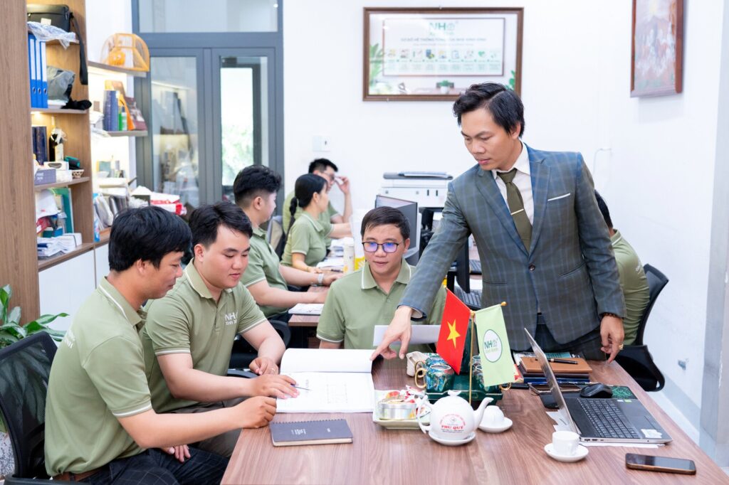 Đội ngũ Nhà Xinh Xinh trao đổi hồ sơ công việc tại văn phòng